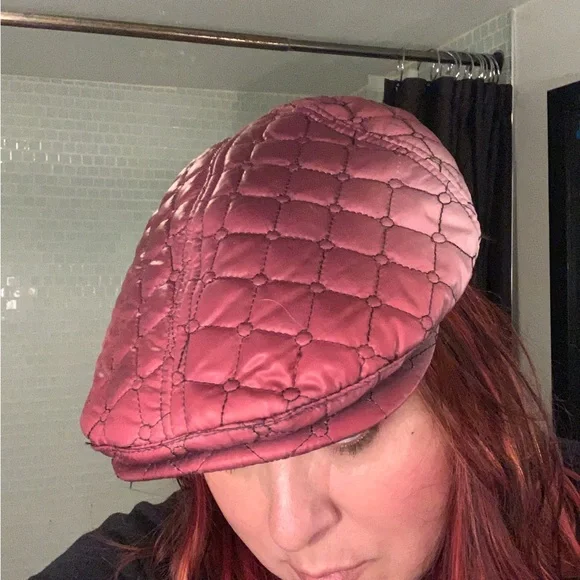 Quilted ombré distressed Burgundy Cap made of puffer like material - Picture 6 of 8
